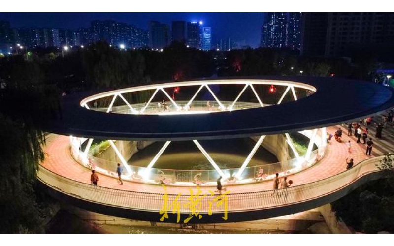 山東濟南云影橋夜晚變幻五彩水簾，成為臘山河夜景的璀璨亮點